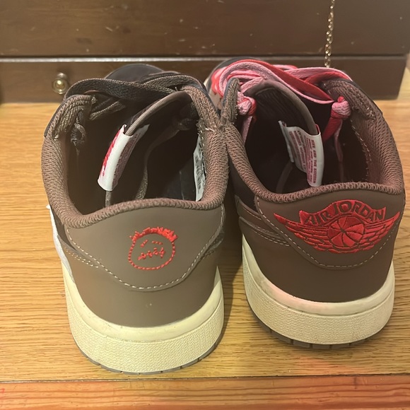 Extra shoe laces in the box and are worn - Picture 4 of 8